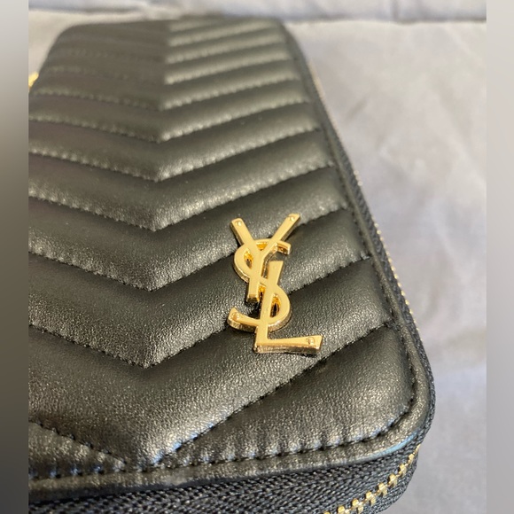 Vintage Handbags - PRICE DROP! Cute chevron clutch for phones & cards!